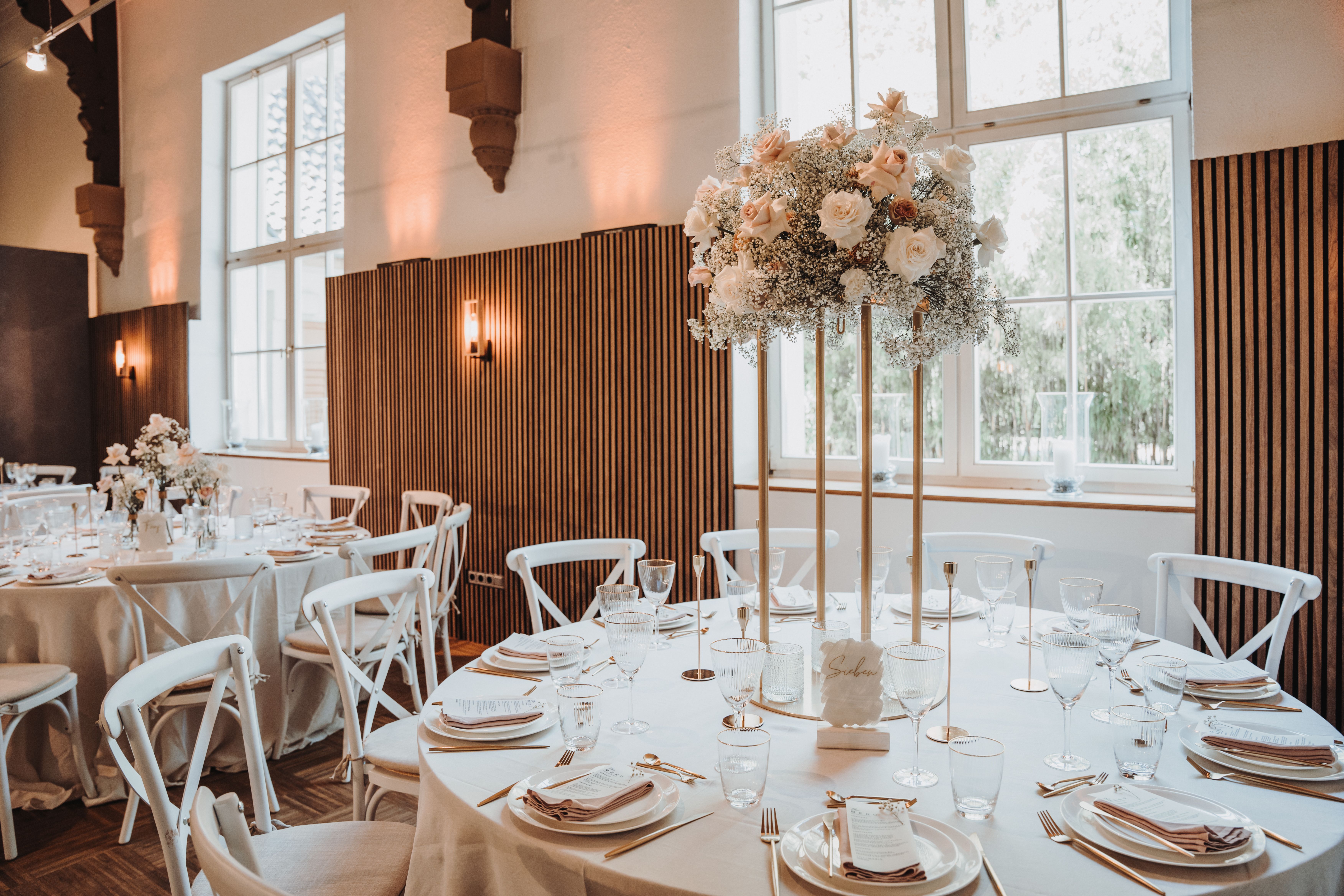 Elevate your event with this luxurious table setting featuring an elegant floral arrangement.