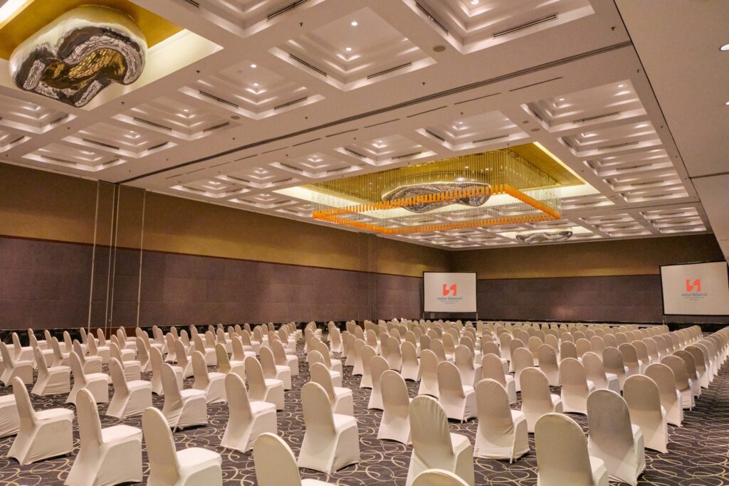 Skyline Ballroom Swiss-Belhotel Bogor dengan panorama kota